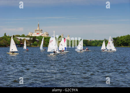 Bateaux à voile sur le lac du parc Herastrau, Bucarest, Roumanie. Banque D'Images