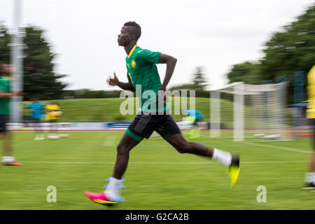 Mohamed Djetei. L'équipe nationale de football du Cameroun session de formation à Nantes, France. Banque D'Images