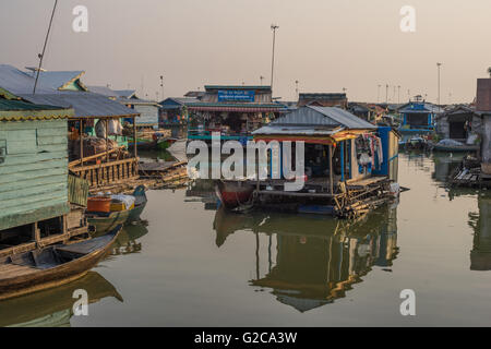 Village flottant au lac Tonle Sap Banque D'Images