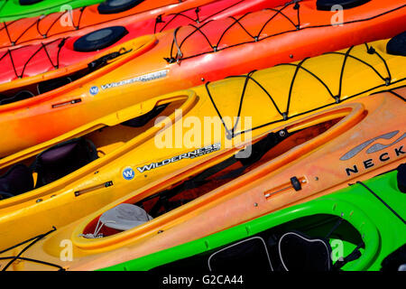 Canoës kayaks colorés sur une plage. Banque D'Images