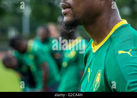 Adolphe Teikeu. L'équipe nationale de football du Cameroun session de formation à Nantes, France. Banque D'Images