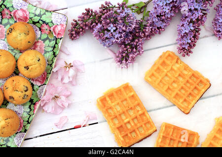 Belgique gaufres fraîchement cuits sur la table en bois romantique avec fleurs lilas Banque D'Images