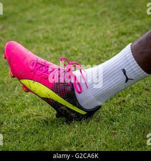 Chaussures Chaussures de football illustré au cours de l'équipe nationale de football du Cameroun session de formation à Nantes, France. Banque D'Images