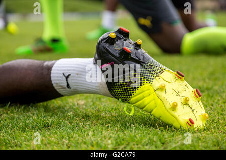 Chaussures Chaussures de football illustré au cours de l'équipe nationale de football du Cameroun session de formation à Nantes, France. Banque D'Images