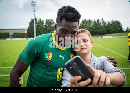 Dvd Ambroise Oyongo pose pour une photo-selfies ventilateur. L'équipe nationale de football du Cameroun session de formation à Nantes, France. Banque D'Images