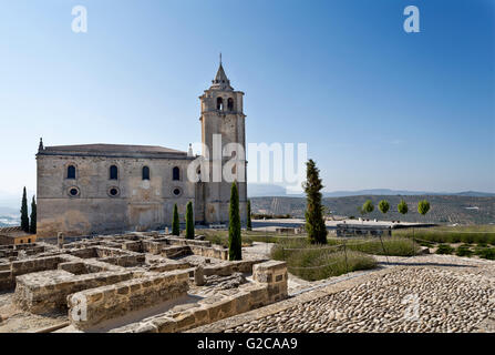 Vue sur les ruines et l'église abbatiale majeure (Iglesia Mayor Abacial) construit au cours des 15e et 16e siècles, dans Fortalez Banque D'Images