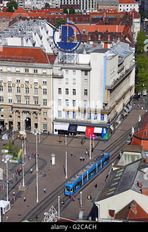 Vue aérienne de Ban Jelacic carré avec un tram à Zagreb, Croatie Banque D'Images