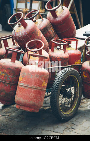 Vue de la vieille les bouteilles de gaz en Inde Banque D'Images