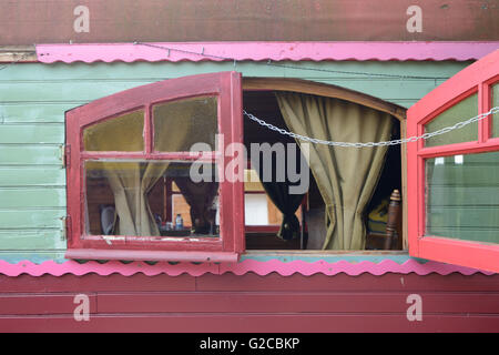 Fenêtre peint coloré de roulotte, Romani Wagon ou Vardo Banque D'Images