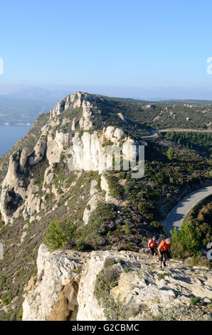 Randonneurs et promeneurs sur le chemin ou sentier littoral longue distance le long de la Route des Crêtes entre Cassis et La Ciotat Provence France Banque D'Images