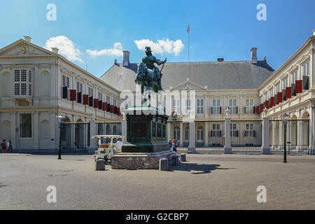 Le palais de Noordeinde à La Haye, aux Pays-Bas, la future résidence du roi. Sur le devant une statue de Prince d'Orange. Banque D'Images