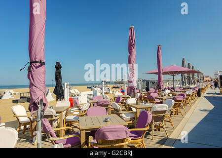 Scheveningen, Pays-Bas,la terrasse d'un beachclub sur le boulevard de Scheveningen. Banque D'Images