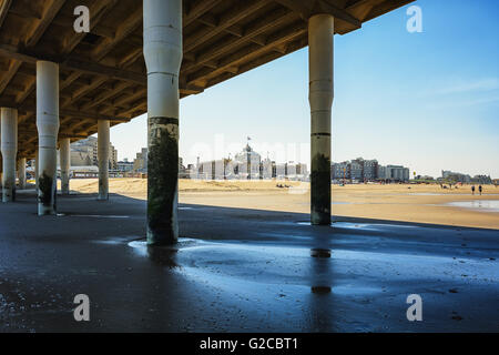 En vertu de la jetée de Scheveningen avec vue sur la mer du Nord, Scheveningen, Pays-Bas. Banque D'Images