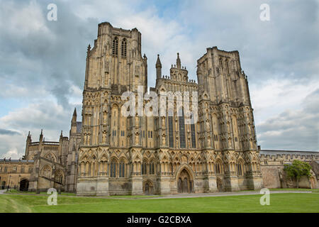 Avant de l'ouest de la cathédrale superbement décorées dans des puits dans le Somerset. Lumière faible cliché pris en début de soirée avec un ciel noir ci-dessus. Banque D'Images