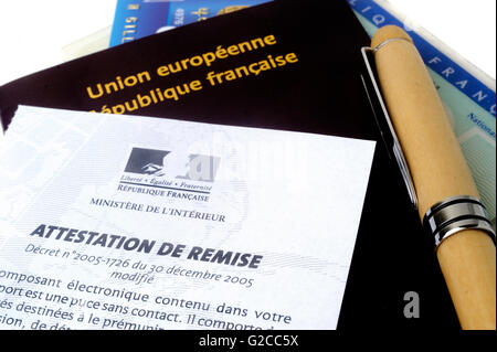 Passeport biométrique français en studio sur la zone blanche Banque D'Images