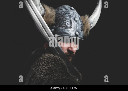 Le mal, Viking guerrier avec épée en fer et un casque avec des cornes Banque D'Images