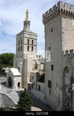 Avignon, France - 24 juin 2012 : en face de l'église Notre-Dame des Doms à Avignon sur France Banque D'Images