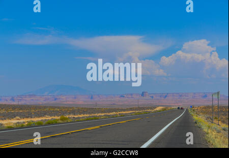 Une longue ligne droite l'autoroute qui traverse le désert de l'Utah Banque D'Images