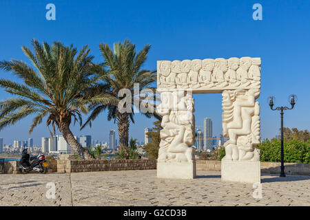 Statue de la foi comme Tel-aviv, le contexte en vertu de ciel bleu dans la vieille ville de Jaffa, en Israël. Banque D'Images