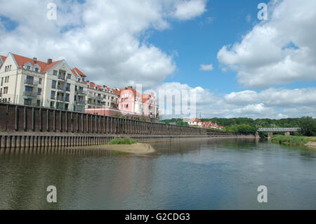 Poznan, Pologne - 13 juillet 2014 : Bâtiments et vieux quai de la rivière Warta à Poznan, Pologne Banque D'Images