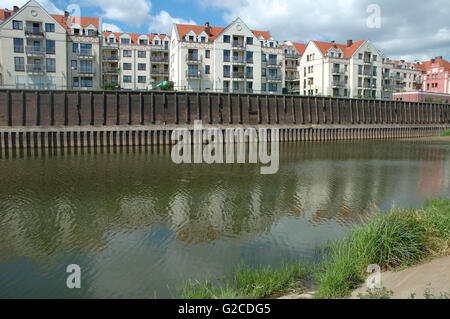 Poznan, Pologne - 13 juillet 2014 : Bâtiments et vieux quai de la rivière Warta à Poznan, Pologne Banque D'Images