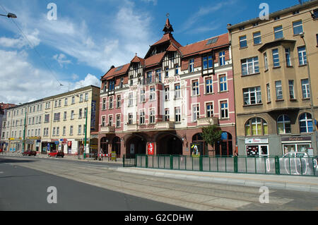 Poznan, Pologne - Juillet 13, 2014 : Nouveau Théâtre, des personnes non identifiées, et la circulation sur la rue Dabrowskiego à Poznan, Pologne Banque D'Images