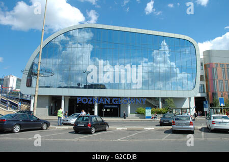 Poznan, Pologne - 13 juillet 2014 : personnes non identifiées au nouveau bâtiment de la gare principale de Poznan, Pologne Banque D'Images