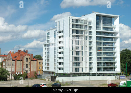 Poznan, Pologne - 13 juillet 2014 : bâtiment moderne blanc et quelques vieux bâtiments à Poznan, Pologne Banque D'Images