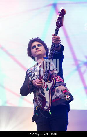 Manic Street Preachers effectuer à Swansea's stade Liberty le 28 mai 2016. La photo montre le bassiste Nicky Wire. Banque D'Images