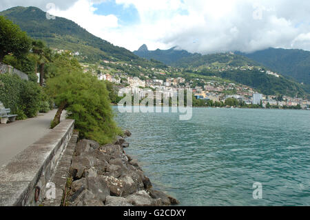 À pied, les montagnes et les bâtiments à Montreux au lac de Geneve en Suisse Banque D'Images