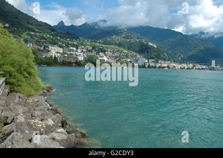 Montagnes et bâtiments de Montreux au lac de Genève en Suisse Banque D'Images