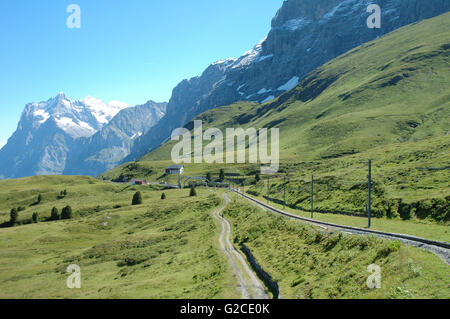 Sommets et voies de chemin de fer entre Grindelwald et Kleine Scheidegg en Suisse Banque D'Images