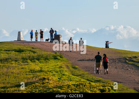 Les promeneurs sur le sommet de la Wrekin dans le Shropshire, England, UK. Banque D'Images