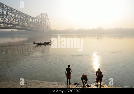 Howrah Bridge au lever du soleil sur un matin d'hiver, Kolkata, West Bengal, India Banque D'Images