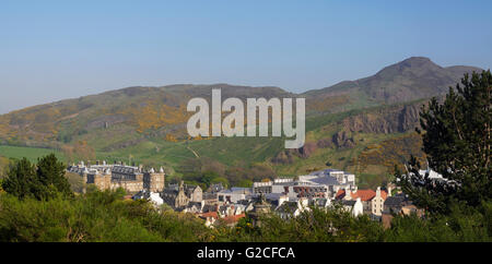 Edinburgh Holyrood Palace et Salisbury Crags et Arthur's seat à partir de Calton Hill Banque D'Images