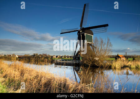 Le moulin à vent Graaflandse Ammerse Boezem sur le canal près de Groot-Ammers dans la région de l'Alblasserwaard Néerlandais Banque D'Images