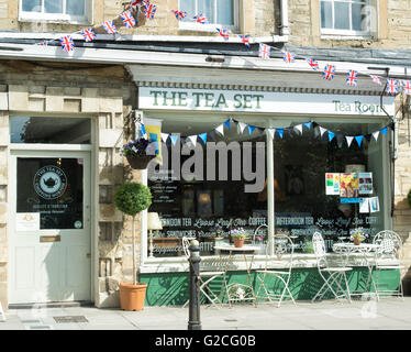 Le service à thé salon de thé à Chipping Norton. Cotswolds, Oxfordshire, Angleterre Banque D'Images