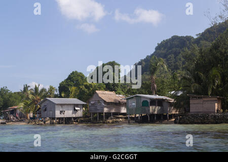 Chea Village, Îles Salomon - 31 mai 2015 : les maisons le long de la côte dans un village sur les Îles Salomon Banque D'Images