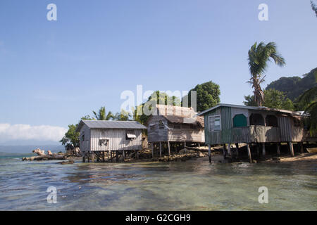 Chea Village, Îles Salomon - 31 mai 2015 : les maisons le long de la côte dans un village sur les Îles Salomon Banque D'Images