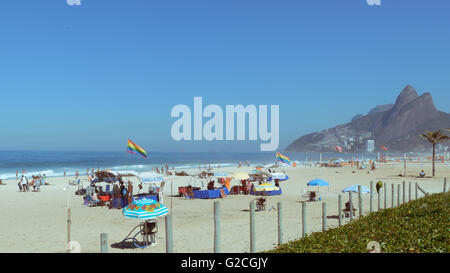 Gay pride rainbow flag flying au-dessus de la farme de Amoedo section de la plage d'Ipanema, à Rio de Janeiro, Brésil Banque D'Images