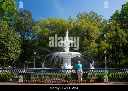 Savannah, Georgia - Susan Newell, 67 montres, la fontaine à Forsyth Park. Banque D'Images