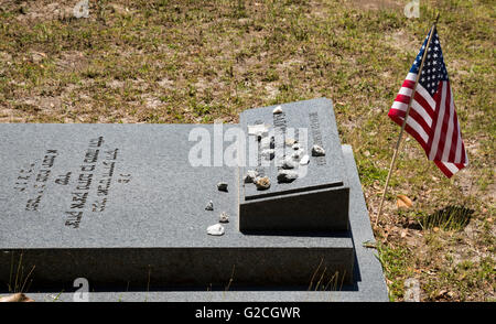 Savannah, Georgia - Petites pierres sur une tombe dans le cimetière juif de Bonaventure. Banque D'Images