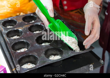 Woman putting pâte en forme pour la cuisson Banque D'Images