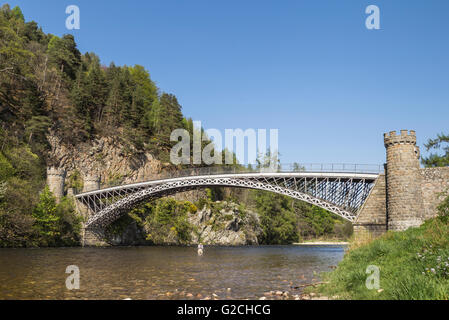 Craigellachie Bridge sur la rivière Spey, en Écosse. Banque D'Images
