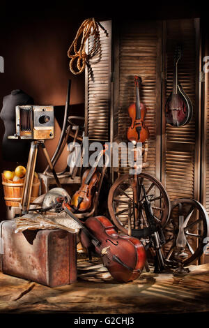 Vieux photocamera, violons sur un fond de studio Banque D'Images