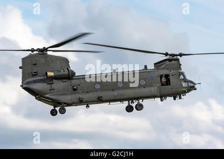 Royal Air Force (RAF) Boeing CH-47 Chinook HC.2 de l'hélicoptère de transport ZH777 RAF. Oldiham Banque D'Images