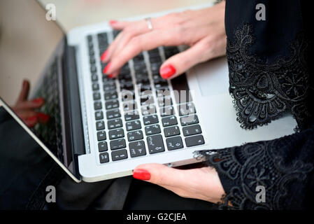 Emarati femme arabe des affaires à l'extérieur du bureau à Dubaï, Émirats arabes unis. Banque D'Images