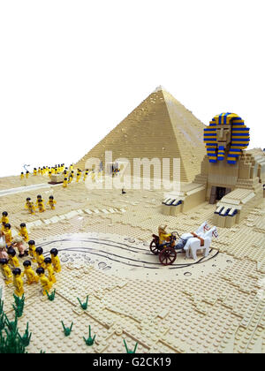 Modèle Lego égyptien Egypte ancienne Pharaon Sphinx pyramide construire l'ingénierie vieille esclave jour temps sky toy fun Euphr paysage Banque D'Images