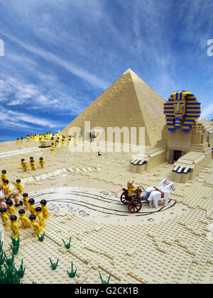 Modèle Lego égyptien Egypte ancienne Pharaon Sphinx pyramide construire l'ingénierie vieille esclave jour temps sky toy fun Euphr paysage Banque D'Images