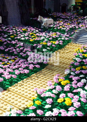 Fleurs de jardin Lego rose blanc cheval jaune toy fun Banque D'Images